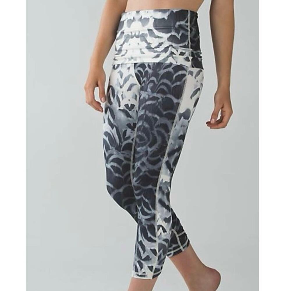 Lululemon Wunder Under Pant SE Dance
Pretty Plume Angel Wing Black 4
